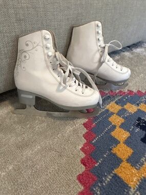 Girls ice skates - size 1